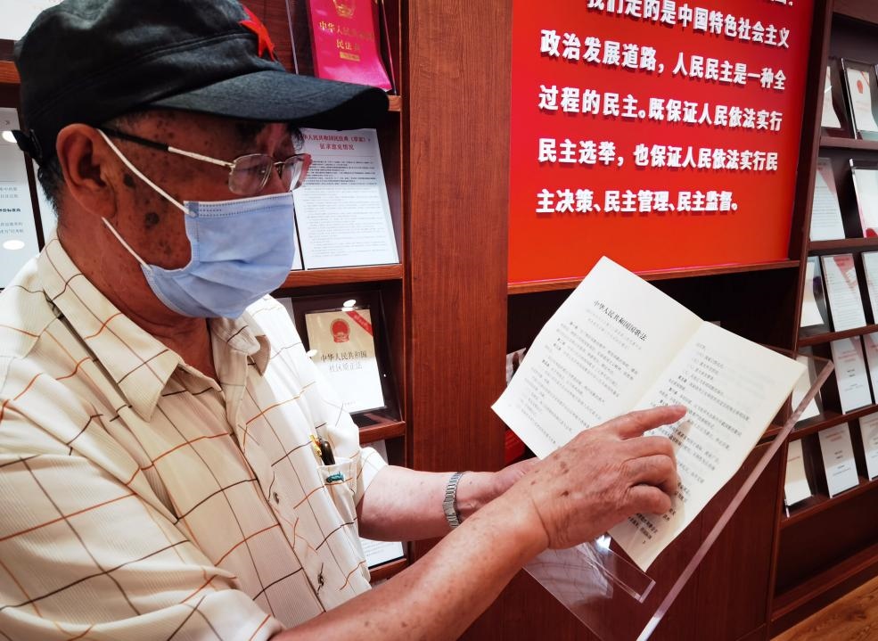 夏云龍給記者展示國歌法修改的內容。人民網記者 唐小麗攝