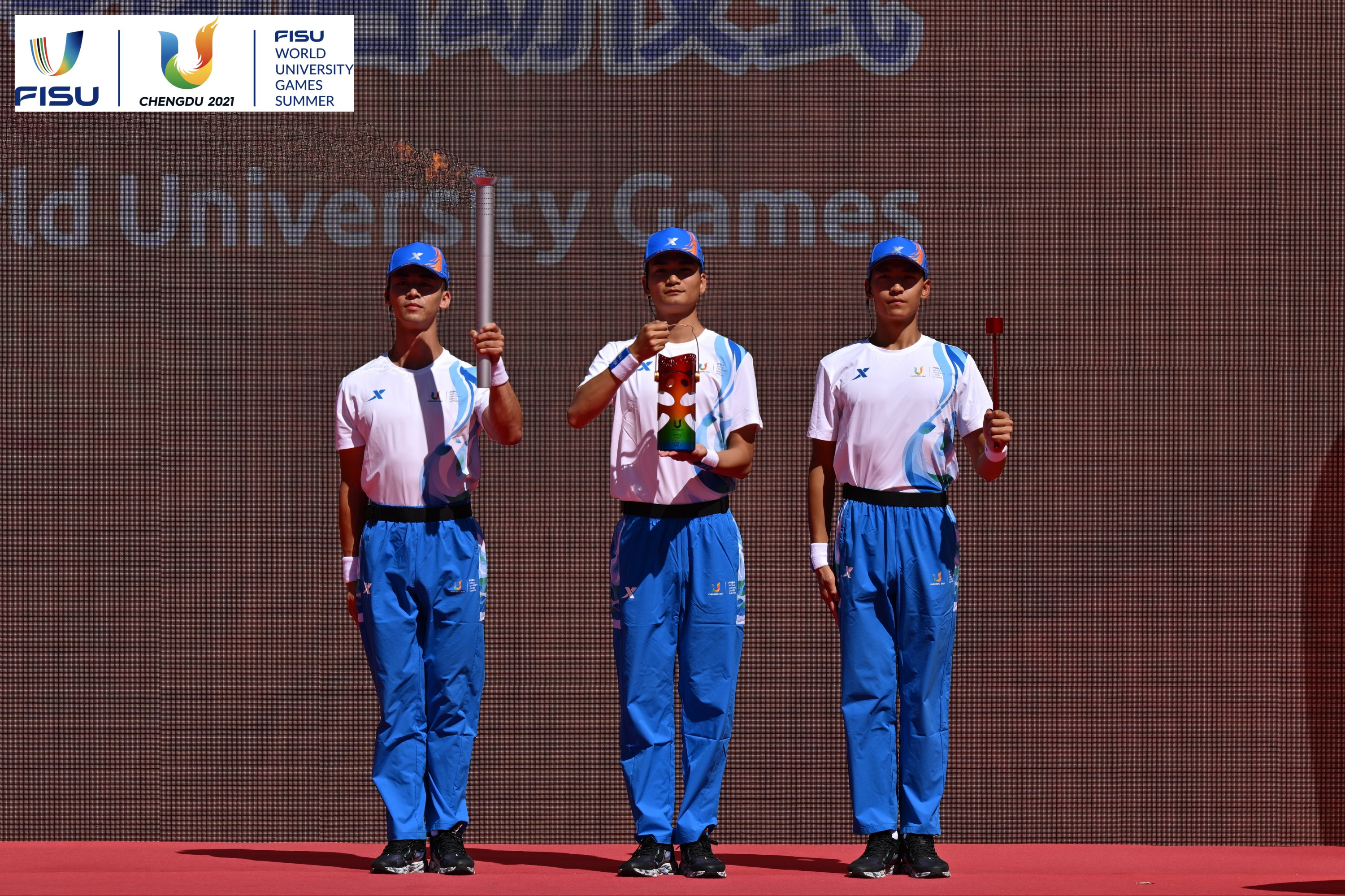 成都大運(yùn)會火種護(hù)衛(wèi)隊點(diǎn)燃大運(yùn)火炬。 圖片來源：成都大運(yùn)會執(zhí)委會供圖