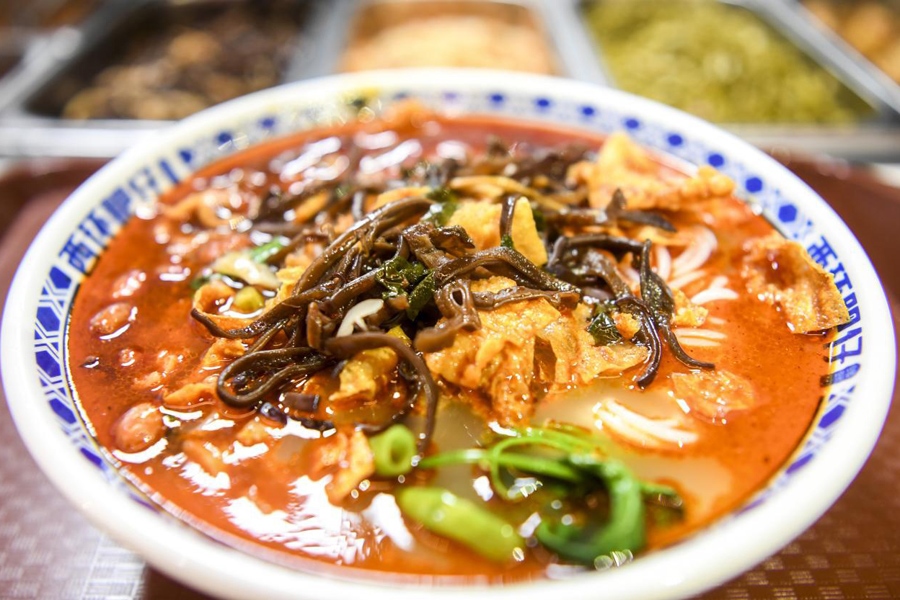 這是廣西柳州市街邊一家螺螄粉店制作的螺螄粉。新華社記者 曹祎銘 攝