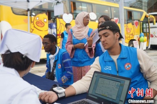 6月13日，在第20個世界獻血者日前夕，20名在贛留學(xué)生組團前往血站獻血。吳迪 攝
