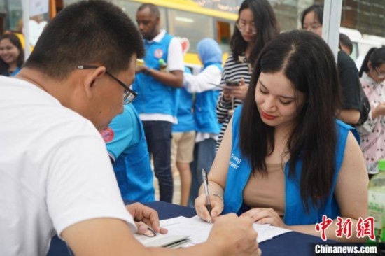 6月13日，在第20個世界獻血者日前夕，20名在贛留學(xué)生組團前往血站獻血。吳迪 攝
