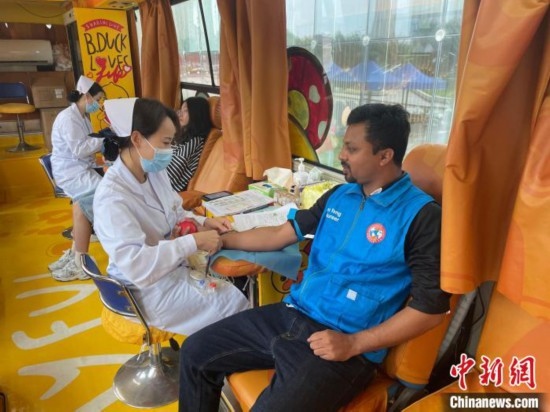 6月13日，在第20個世界獻血者日前夕，20名在贛留學(xué)生組團前往血站獻血。吳迪 攝