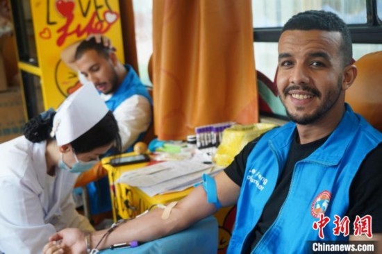 6月13日，在第20個世界獻血者日前夕，20名在贛留學(xué)生組團前往血站獻血。吳迪 攝