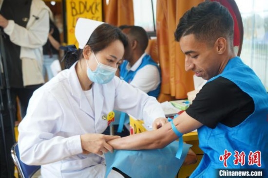 6月13日，在第20個世界獻血者日前夕，20名在贛留學(xué)生組團前往血站獻血。吳迪 攝