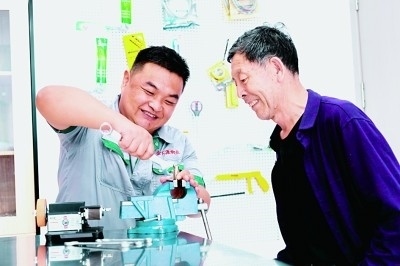 上流佳苑社區(qū)便民服務(wù)中心維修師傅李磊為社區(qū)居民提供服務(wù)。資料圖片