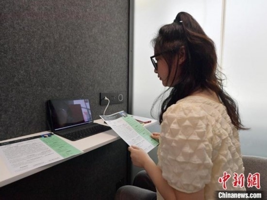 學生通過“云面試空間”進行求職面試。劉棟 攝