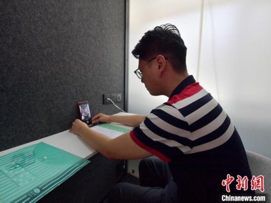 學生通過“云面試空間”進行求職面試。劉棟 攝