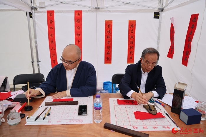 活動現(xiàn)場的中國書法展示。人民網(wǎng)記者 邢雪攝