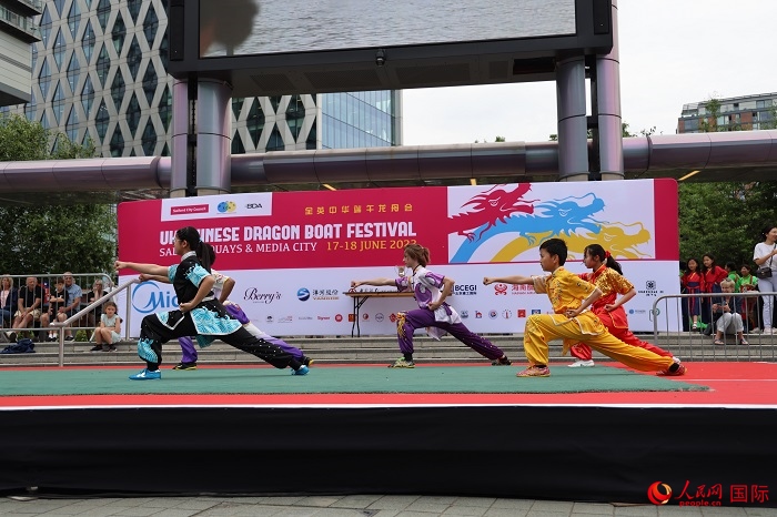 中華武術(shù)表演吸引了眾多英國觀眾。人民網(wǎng)記者 邢雪攝