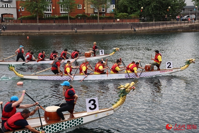2023全英中華端午龍舟會比賽現(xiàn)場，幾支隊伍你追我趕。人民網(wǎng)記者 邢雪攝
