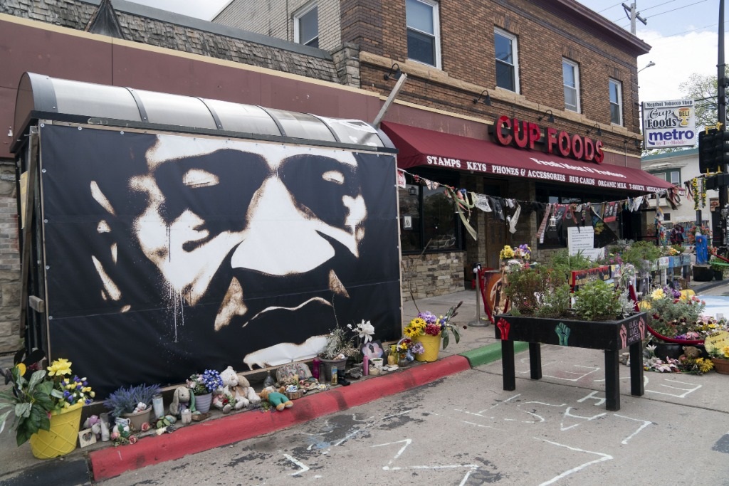 這是2022年5月22日在美國(guó)明尼蘇達(dá)州明尼阿波利斯市拍攝的弗洛伊德廣場(chǎng)。新華社記者劉杰攝