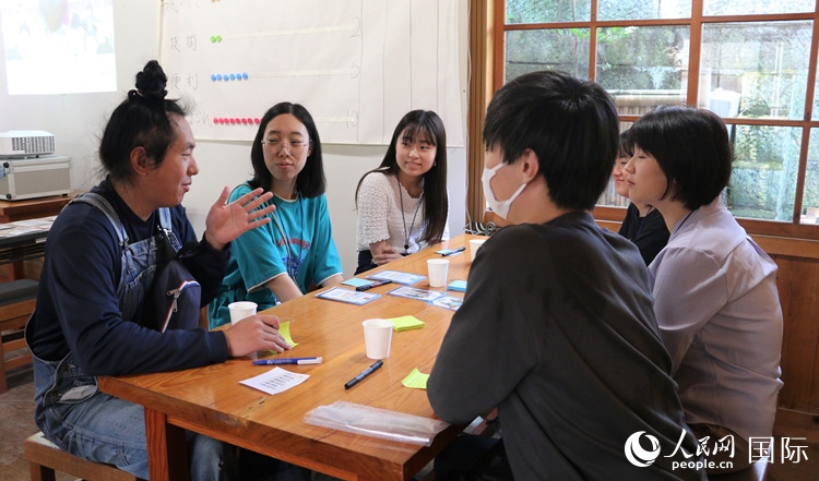 通過(guò)卡片游戲，模擬如何解決海洋垃圾問(wèn)題。人民網(wǎng) 許可攝