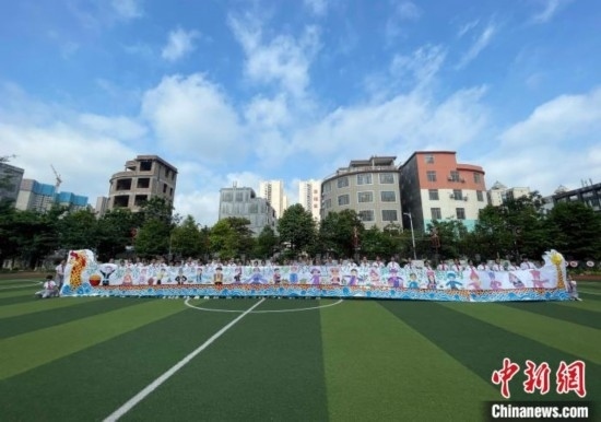 圖為學(xué)生們展示剛完成的長(zhǎng)卷。 興業(yè)縣融媒體中心供圖