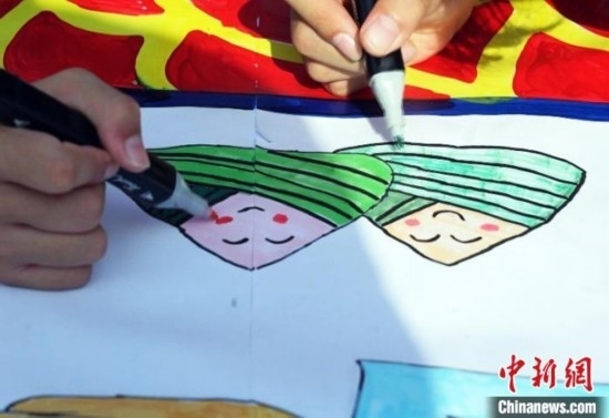 圖為長(zhǎng)卷繪畫現(xiàn)場(chǎng)。 興業(yè)縣融媒體中心供圖