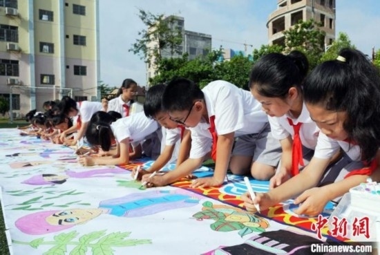 圖為學(xué)生們用手中畫筆在進(jìn)行創(chuàng)作。 興業(yè)縣融媒體中心供圖
