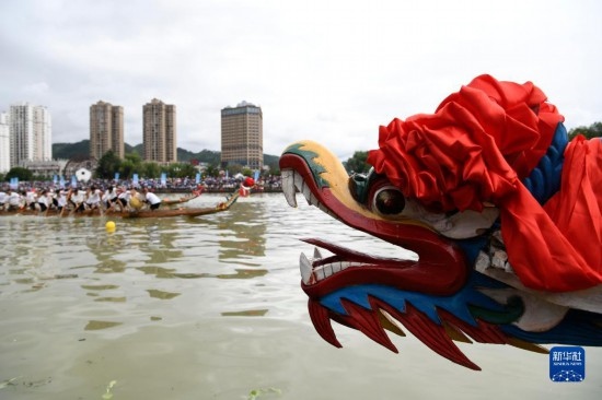 6月23日，在貴州省黔東南苗族侗族自治州施秉縣舉行的獨木龍舟節(jié)上，獨木龍舟進行比賽。