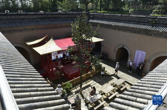 6月23日，游人在三門峽市陜州地坑院景區(qū)內(nèi)游覽。