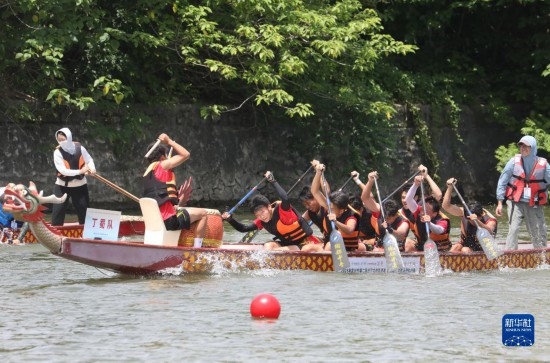 6月23日，在江蘇省宜興市舉行的龍舟競渡賽中，參賽選手們奮力拼搏。