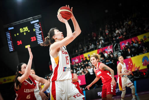 中國(guó)女籃隊(duì)員韓旭籃下進(jìn)攻。圖片來(lái)源：國(guó)際籃聯(lián)