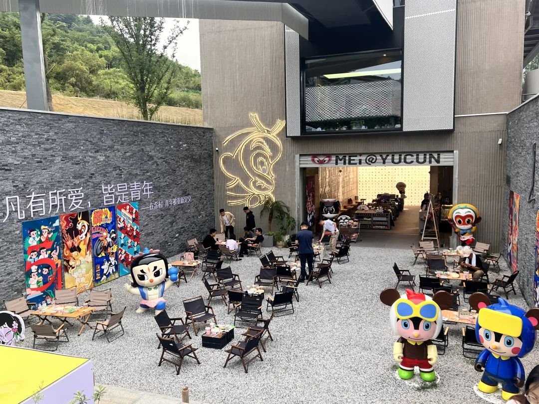 在浙江省湖州市安吉縣天荒坪鎮(zhèn)余村拍攝的國(guó)漫主題咖啡店。銳聆 攝