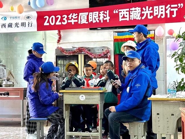 華廈眼科醫(yī)務(wù)人員對(duì)當(dāng)?shù)厣倌陜和M(jìn)行近視、弱視、斜視篩查。人民網(wǎng)記者 李棟攝
