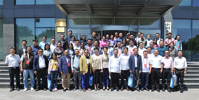 由瀾湄六國有關部門及主流媒體等組成的采訪團與中方代表在瀾湄水資源合作中心門口合影。（瀾湄水資源合作中心供圖）