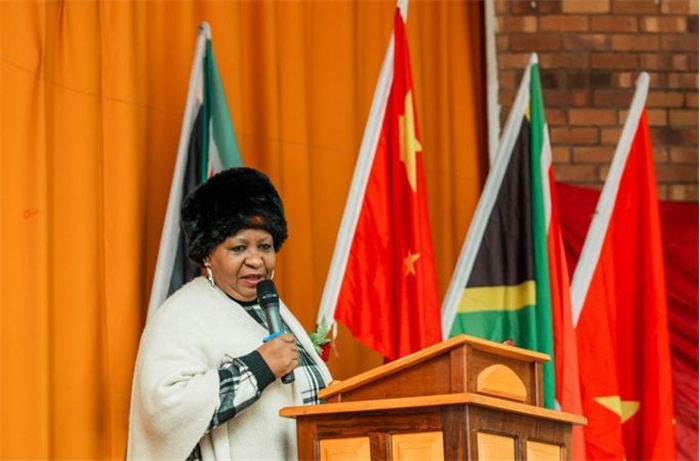 Magdeline Mokwena女士致辭。（圖片來源：廣西大錳南非PMG礦業(yè)有限公司）