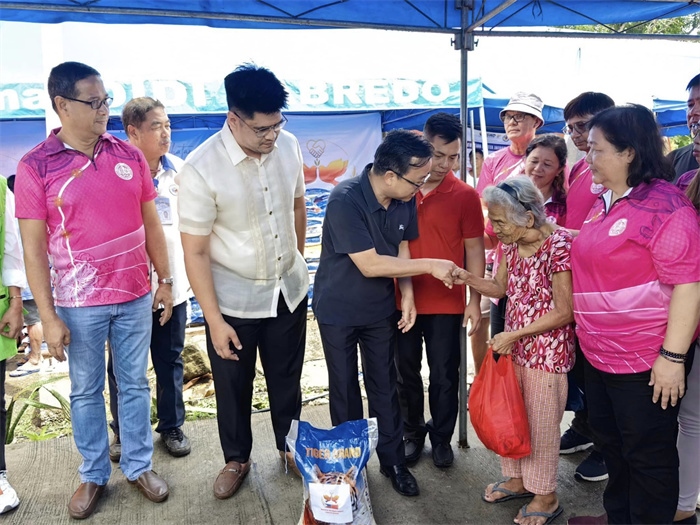 中國駐菲律賓大使館向部分馬榮火山受災家庭分發(fā)賑災物資。中國駐菲律賓大使館供圖