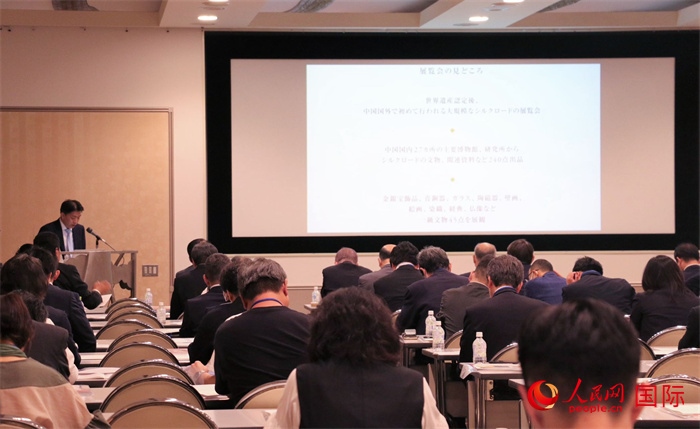 富士美術(shù)館文藝部長平野賢一介紹展覽內(nèi)容。（人民網(wǎng) 許可攝）