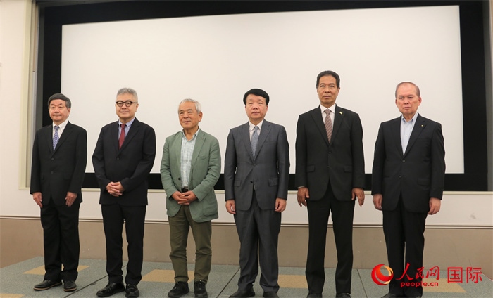 主辦方與嘉賓合影。（人民網(wǎng) 許可攝）