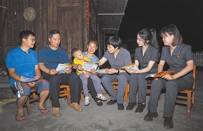 “法治屋場(chǎng)會(huì)”上，法院黨員志愿服務(wù)隊(duì)在給種植戶普及法律知識(shí)。