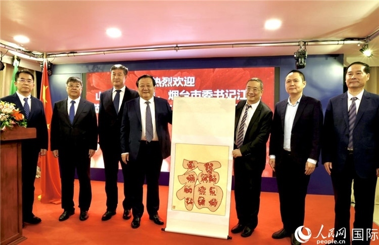 參加座談會(huì)的主要嘉賓合影留念。人民網(wǎng)記者宋亦然攝