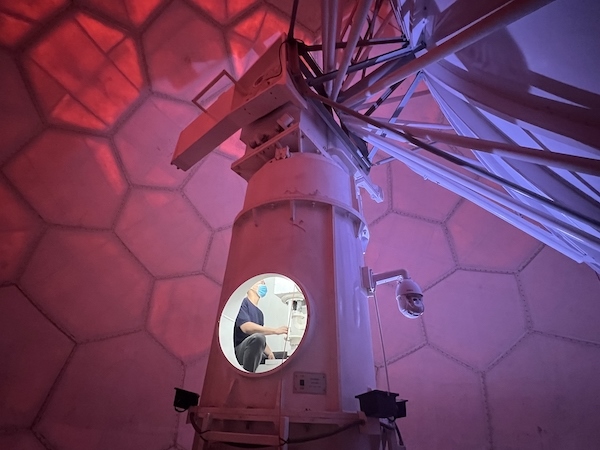 寧德國家天氣雷達(dá)站工作人員正在清洗雷達(dá)滑環(huán)。人民網(wǎng)高清揚攝