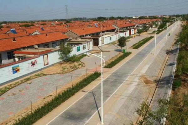 后仙莊村整治后道路整潔，住房整齊劃一