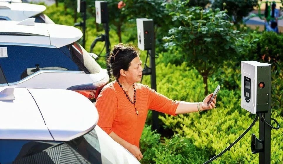 2023年5月24日，山東省膠州市新立街小區(qū)內(nèi)一位居民使用電動(dòng)汽車充電樁掃碼充電。該小區(qū)加裝各類智慧設(shè)備，打造“智慧社區(qū)”，為居民生活帶來(lái)便利。