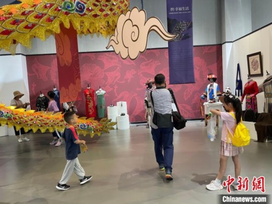 市民參觀展覽。祝歡 攝