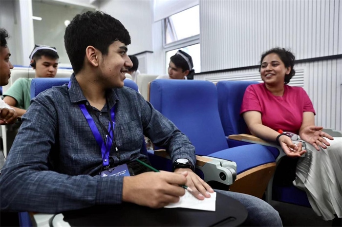 “上合小記者”在中國傳媒大學(xué)外語學(xué)院采訪留學(xué)生。中新社供圖