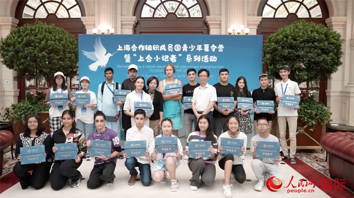 主辦單位為“上合小記者”頒發(fā)證書。實(shí)習(xí)生 方明軒攝