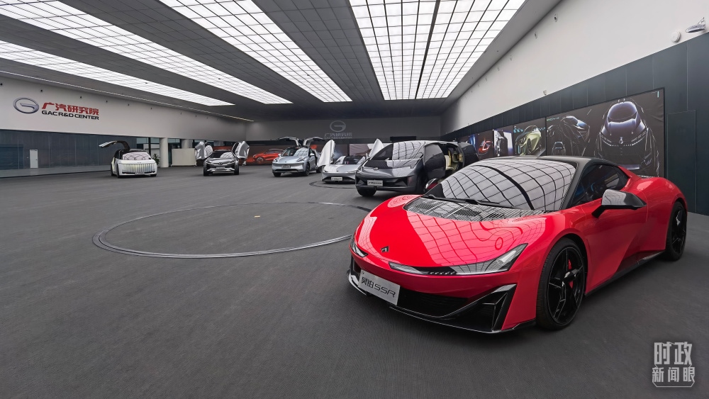 今年4月，習(xí)近平考察廣汽埃安新能源汽車股份有限公司，了解企業(yè)推動制造業(yè)高端化、智能化、綠色化等情況。（總臺央視記者石丞拍攝）