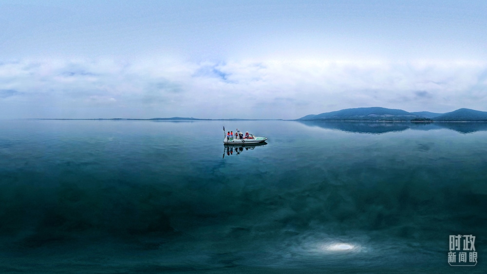 丹江口水庫，工作人員正在采集水樣。（總臺國廣記者李晉拍攝）