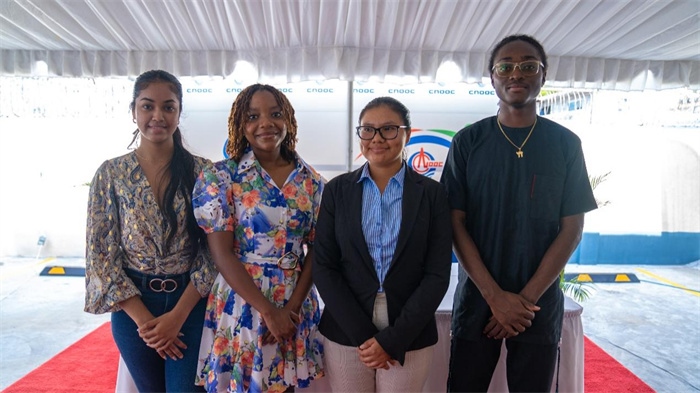 四名獲得中海油獎學(xué)金的學(xué)生合影。中海油圭亞那有限公司供圖