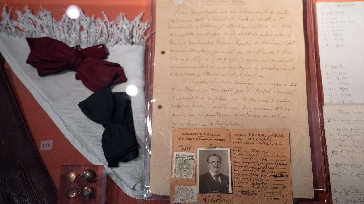 卡贊扎基斯的法語簡歷。人民網(wǎng)記者 葛泰佚攝