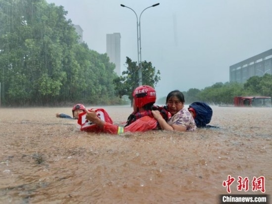 湖北咸寧暴雨引發(fā)內(nèi)澇， 消防營救民眾 朱燕林 攝