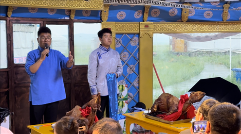 圖為草原蒙古包全羊宴。人民網(wǎng)記者 金洪花攝