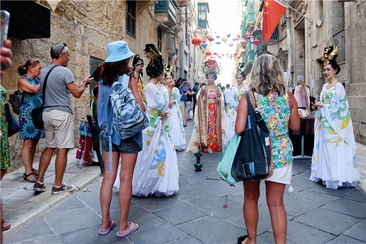 圖為花燈點(diǎn)亮儀式現(xiàn)場(chǎng)。 馬耳他中國(guó)文化中心供圖