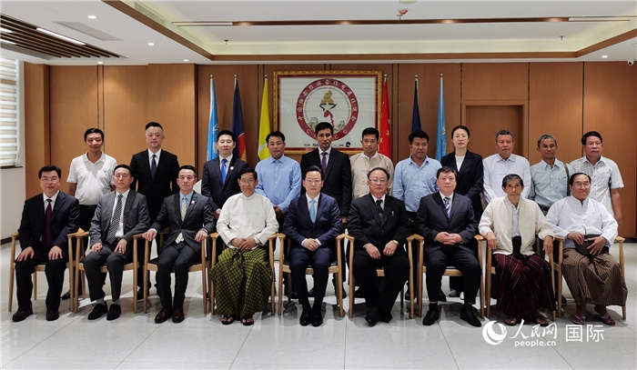 吉林市市委書(shū)記胡斌率團(tuán)與緬甸皎漂當(dāng)?shù)厝耸拷涣鞑⒑嫌?人民網(wǎng)記者李秉新攝