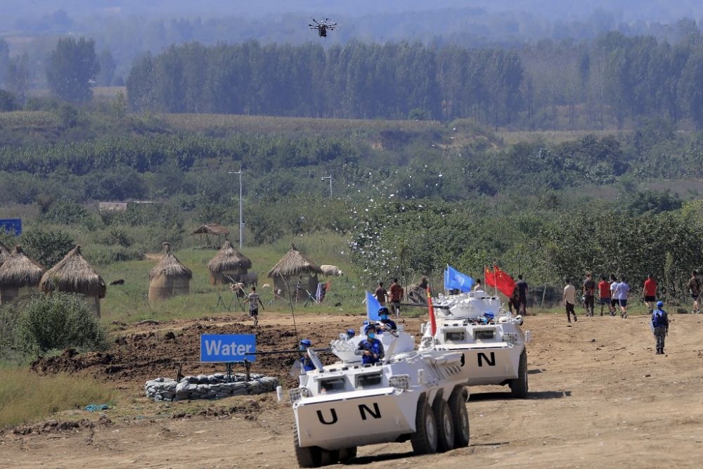 ↑2021年9月15日，在“共同命運(yùn)-2021”國際維和實(shí)兵演習(xí)綜合演練中，維和分隊(duì)采用無人機(jī)拋撒傳單宣傳和平理念。新華社記者 劉芳 攝