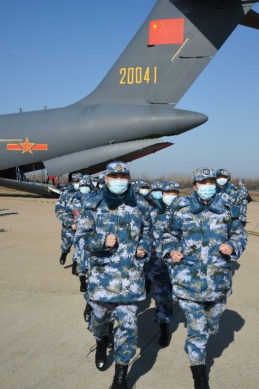 ↑2020年2月17日，一批軍隊(duì)支援湖北醫(yī)療隊(duì)員抵達(dá)武漢天河機(jī)場。新華社記者 黎云 攝