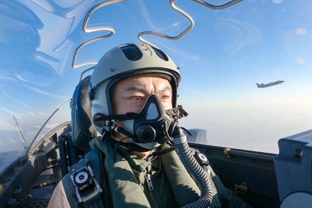 ↑全國人大代表、“強(qiáng)軍先鋒飛行大隊(duì)”大隊(duì)長高中強(qiáng)進(jìn)行編隊(duì)飛行訓(xùn)練（2023年2月9日攝）。新華社發(fā)（姜皓元 攝）