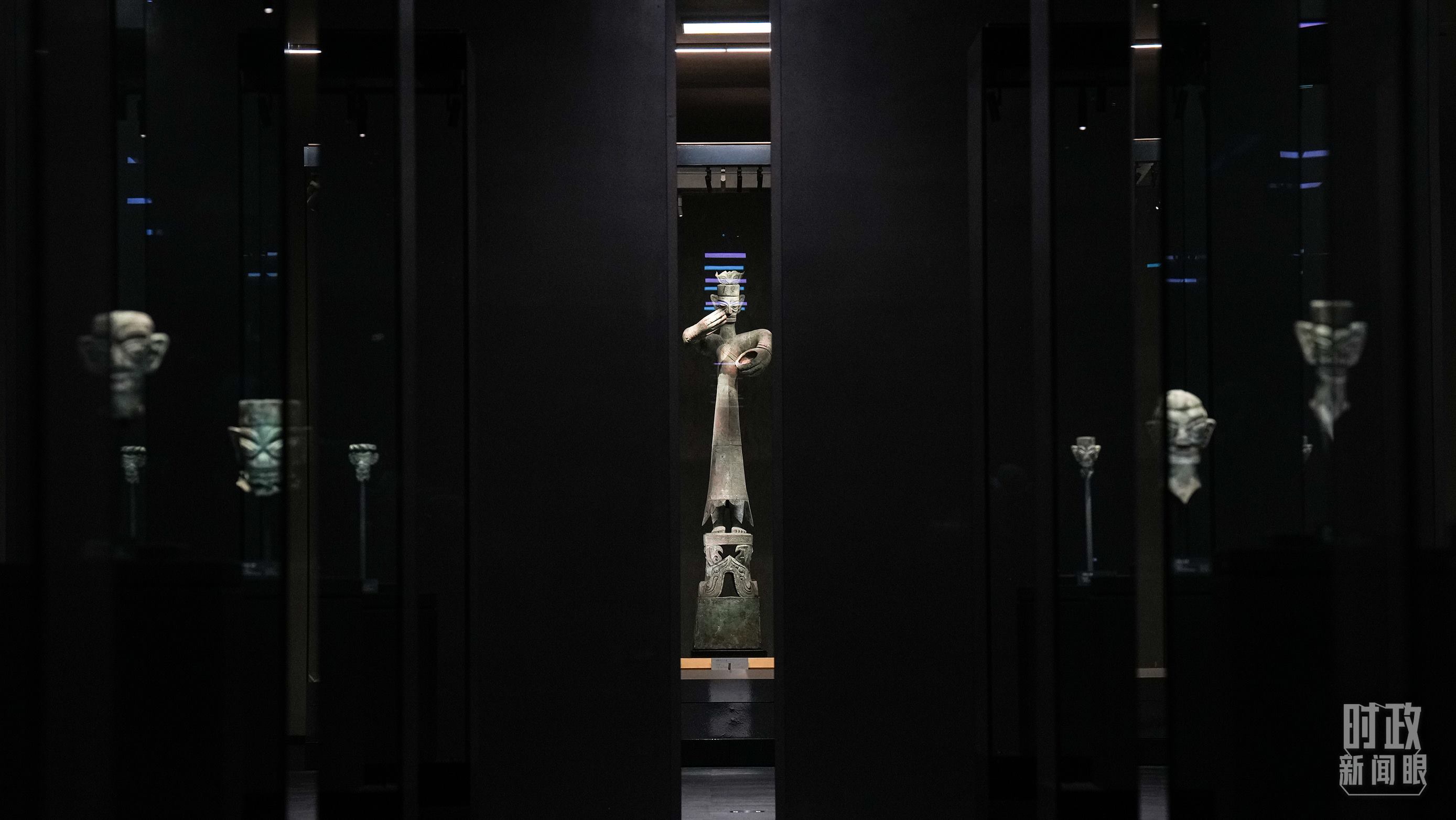 △三星堆出土的青銅大立人像。（總臺(tái)國廣記者李晉拍攝）